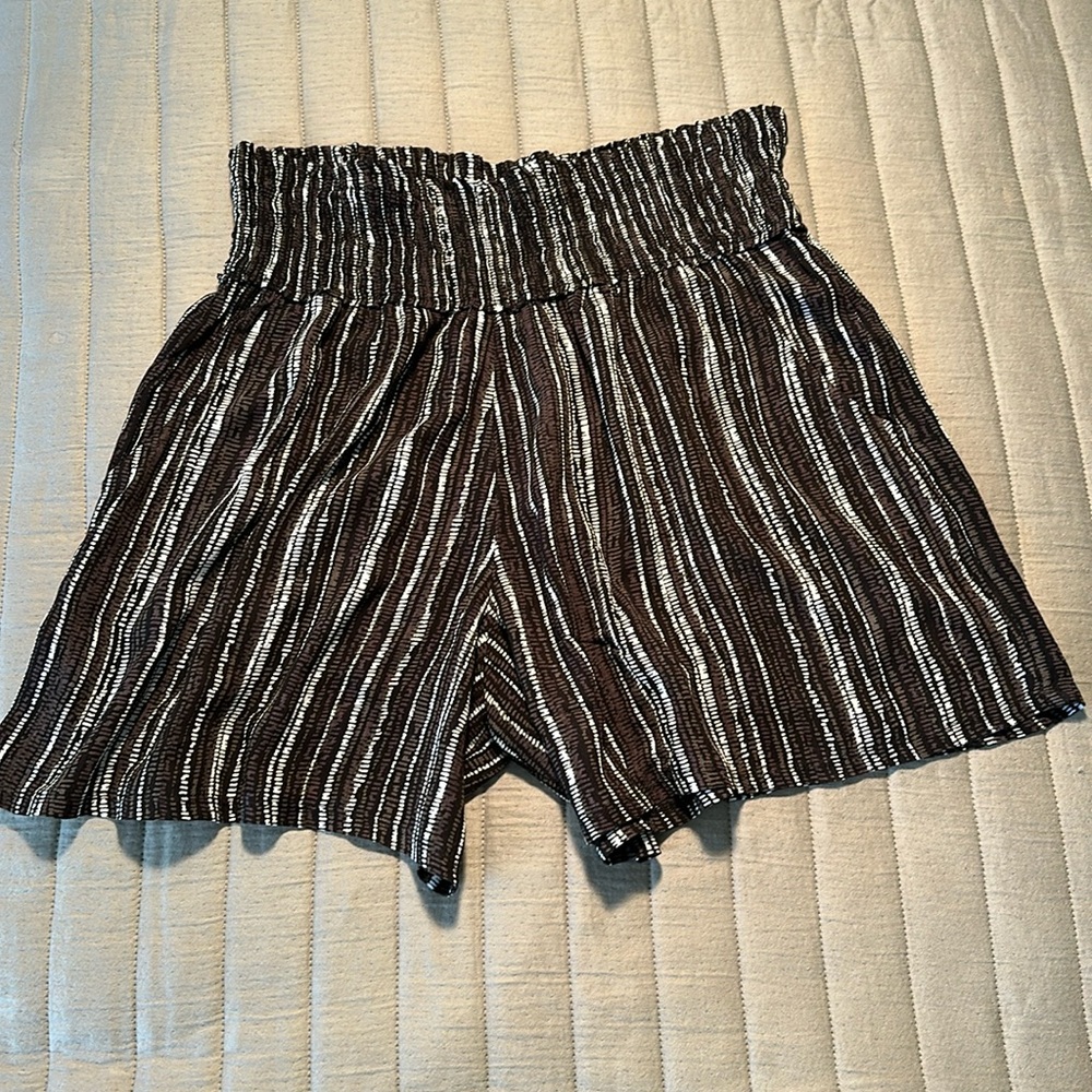 Three Dots rayon soft flowing short, elastic waist size L